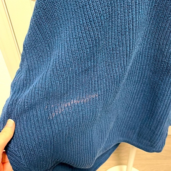 Oversized Express v-neck sweater with 3/4 length sleeves. - Picture 4 of 4